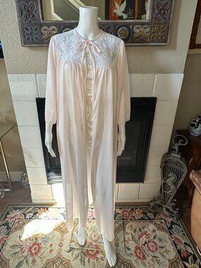Vtg peignoir Pink Lace Nylon Tie robe long coverup 3/4 Sleeves Lg Pocket